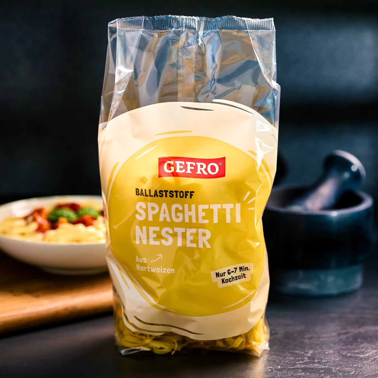 Verpackung GEFRO Ballaststoff Spaghetti Nester aus Hartweizen, stehend auf dunkler Fläche in Küchenszene