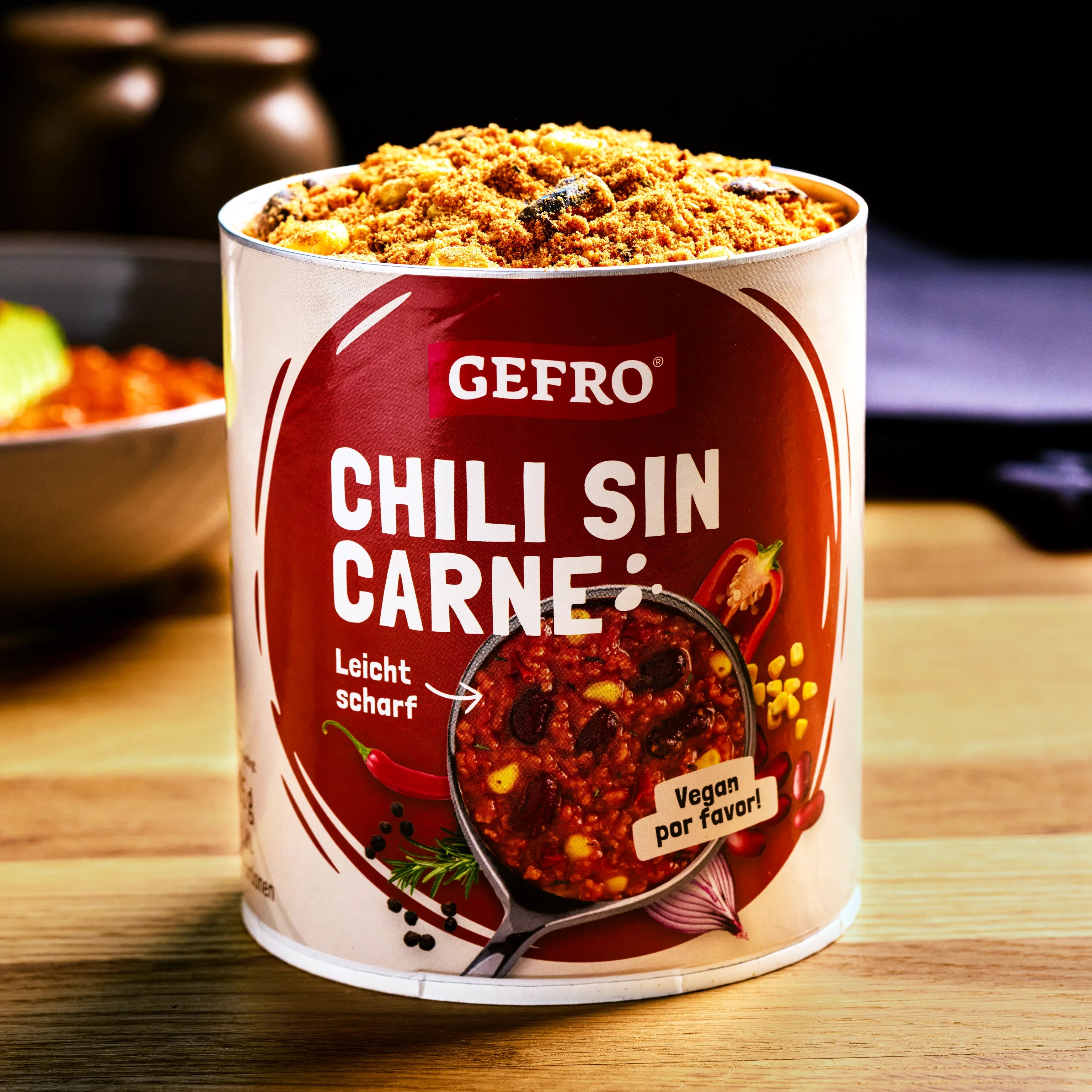 Dose GEFRO Chili sin Carne mit Gewürzmischung auf Holzfläche, vegan und leicht scharf, Produktansicht von vorn
