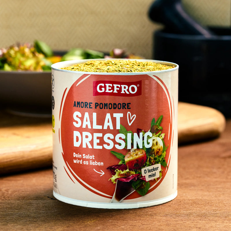 Dose GEFRO Amore Pomodore Salat Dressing auf Holztisch, geöffnet mit sichtbarem Gewürzinhalt in der Küche