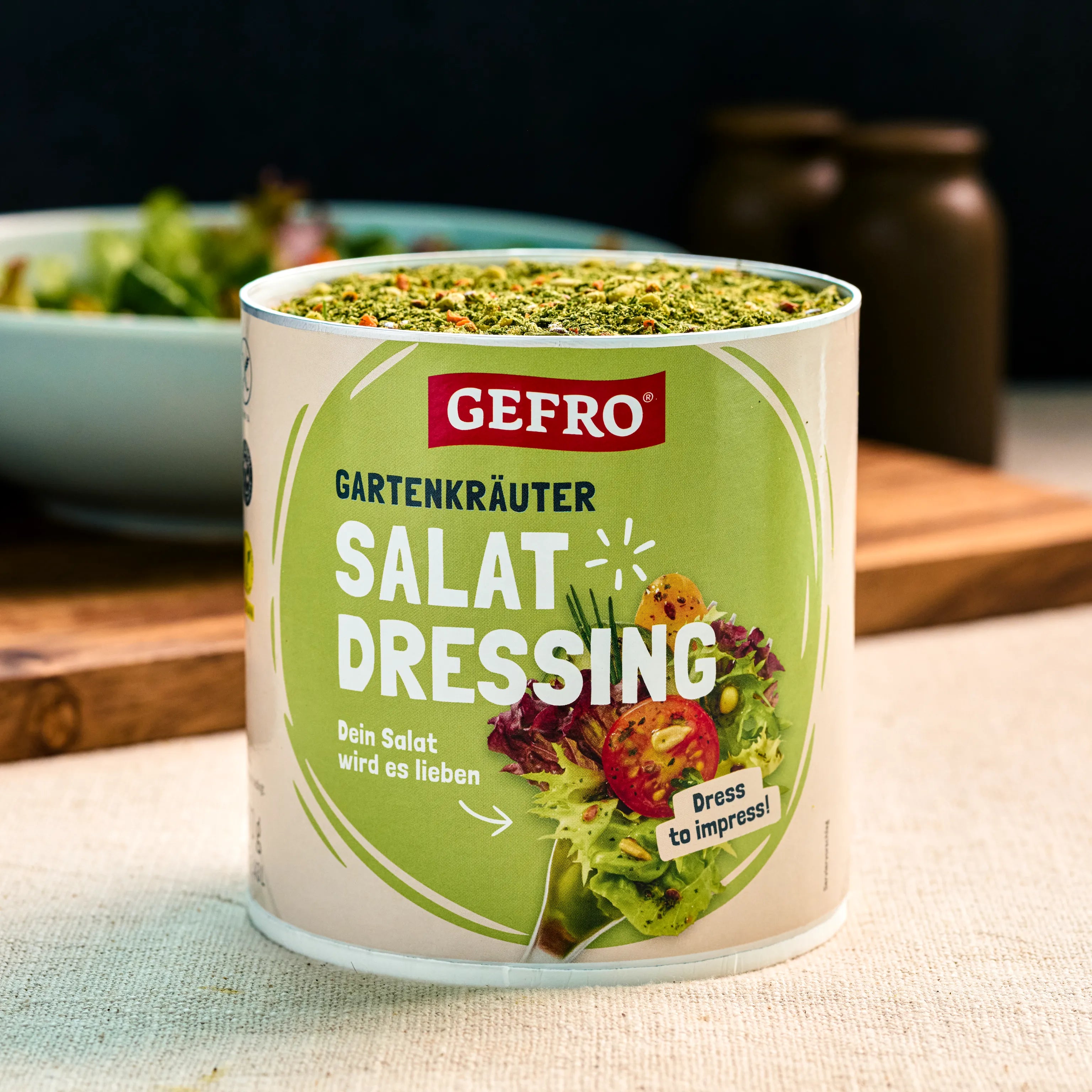 Dose GEFRO Gartenkräuter Salat Dressing mit grünem Etikett und Kräutermischung, dekorativ auf einem Tisch platziert