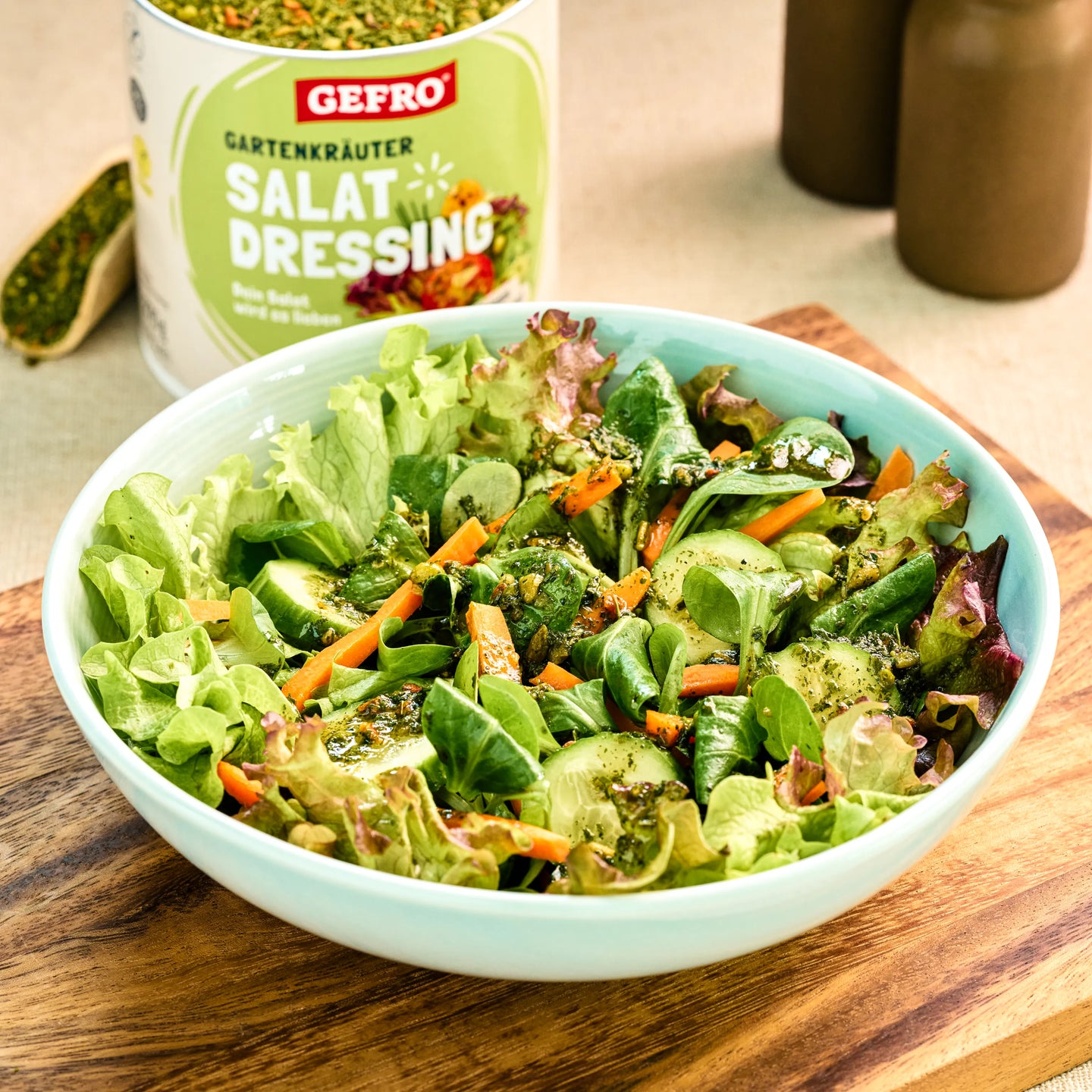 Schüssel mit gemischtem Salat, Gurke und Karotten, angemacht mit Gartenkräuter-Salatdressing von Gefro