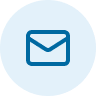 Blaues Symbol eines Briefumschlags auf rundem hellblauen Hintergrund, steht für E-Mail oder Nachricht