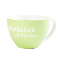 Hellgrüne Tasse mit weißem Innenraum und Henkel, bedruckt mit dem Schriftzug „Natürlich gut & lecker.“