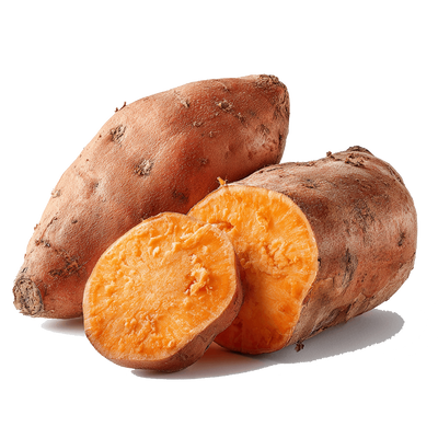 Zwei Süßkartoffeln, eine davon halbiert, mit orangefarbenem Inneren auf weißem Hintergrund freigestellt