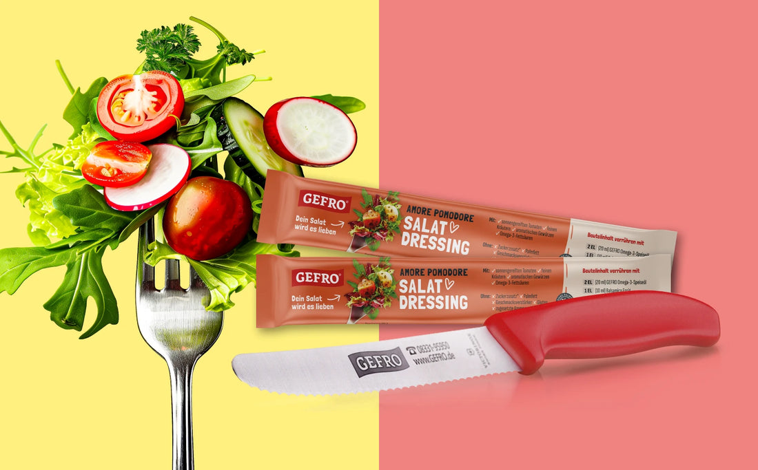 „Werbebanner mit GEFRO Salat-Dressing-Sticks und einem roten Tomatenmesser vor einer Salatgabel mit frischem Gemüse 
