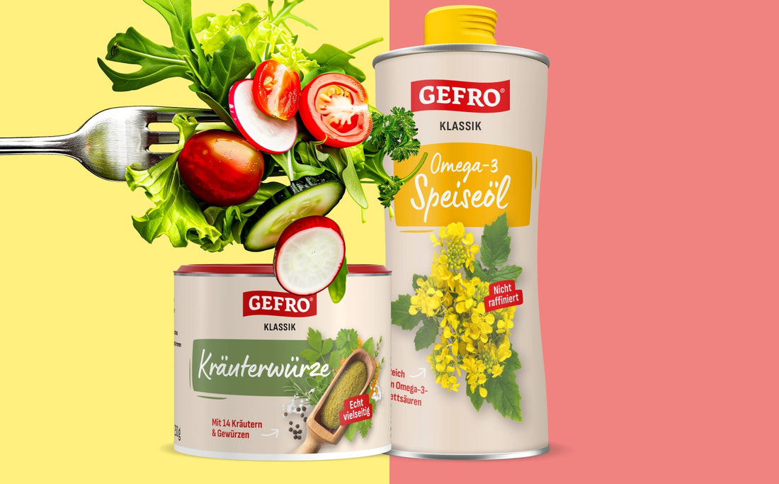 GEFRO Kräuterwürze und Omega-3 Speiseöl neben frischem Salat auf Gabel vor gelb-rosa Hintergrund