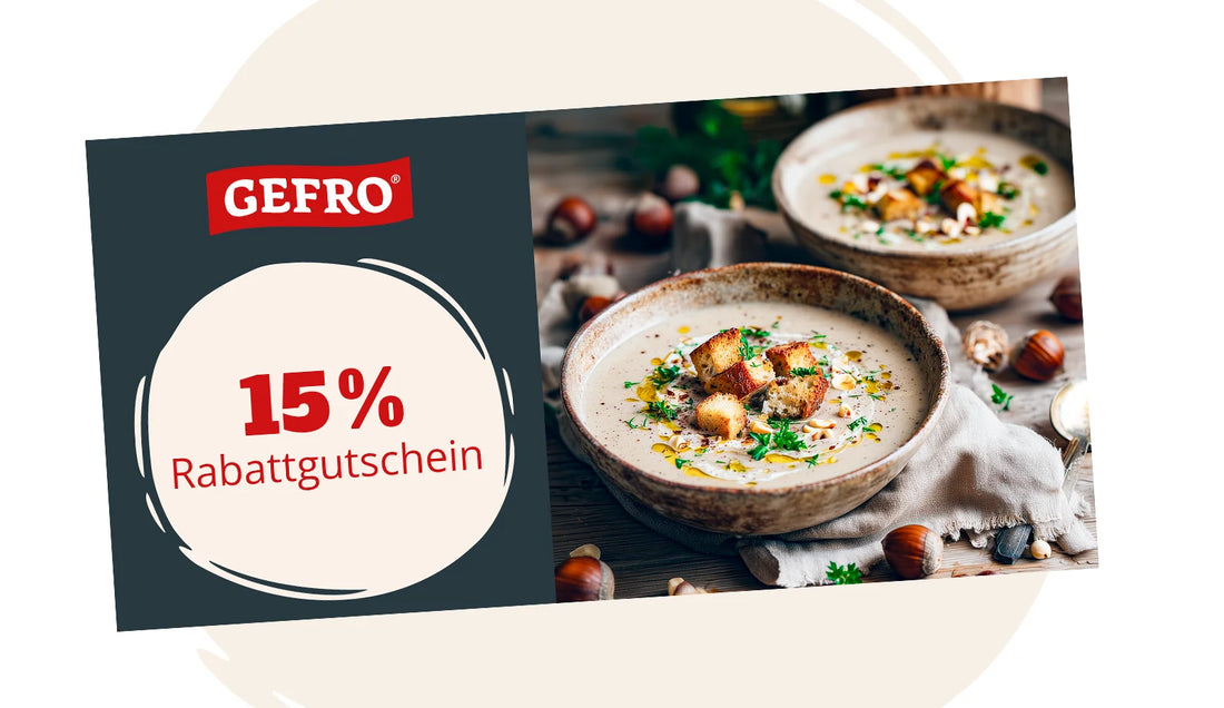 GEFRO Gutschein mit 15 % Rabatt neben einer Schüssel cremiger Suppe mit Croutons auf rustikalem Tisch