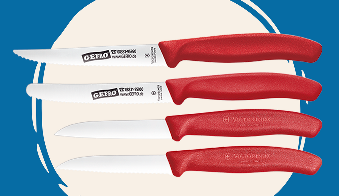 Vier Küchenmesser mit roten Griffen und Edelstahlklingen, darunter glatte und gezahnte Schneiden im Set