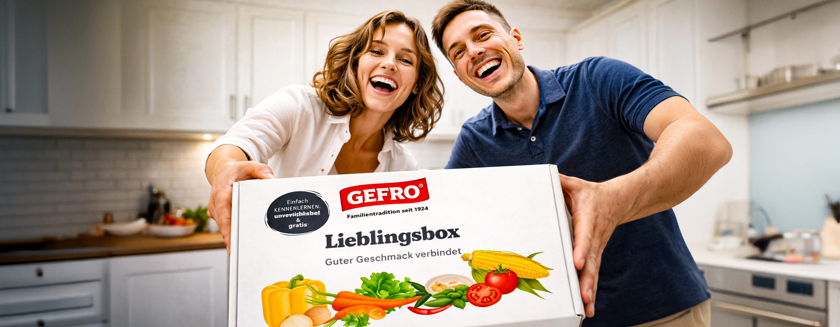 Lachendes Paar hält eine GEFRO Lieblingsbox mit Gemüse in der Küche nach vorn und präsentiert das Produkt gut sichtbar.
