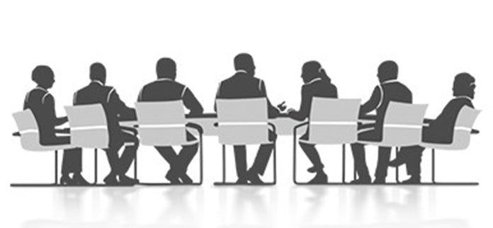 Silhouetten von sieben Personen bei einer Besprechung am Konferenztisch, passend für Business und Teamarbeit
