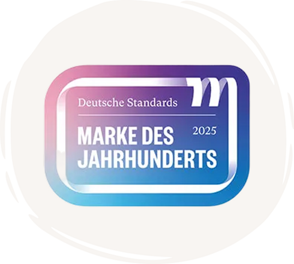 Siegel „Deutsche Standards – Marke des Jahrhunderts 2025“ in Blau-Violett auf hellem, rundem Hintergrund