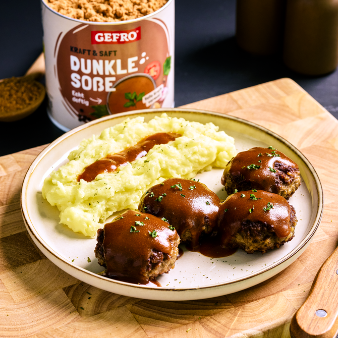 Teller mit Kartoffelpüree und vier Frikadellen mit dunkler Soße, daneben eine Dose GEFRO Dunkle Soße.