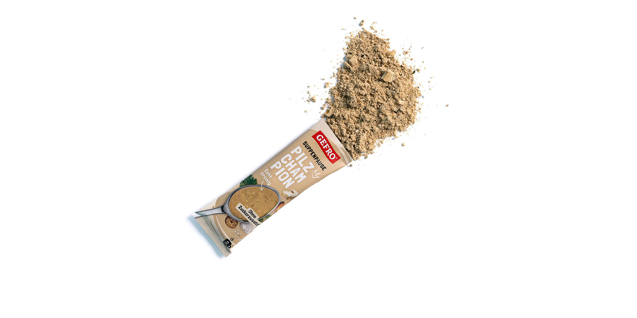 Geöffneter Beutel mit Gerio Bio Chai Potion Pulver, aus dem helles Pulver auf weißem Hintergrund ausläuft