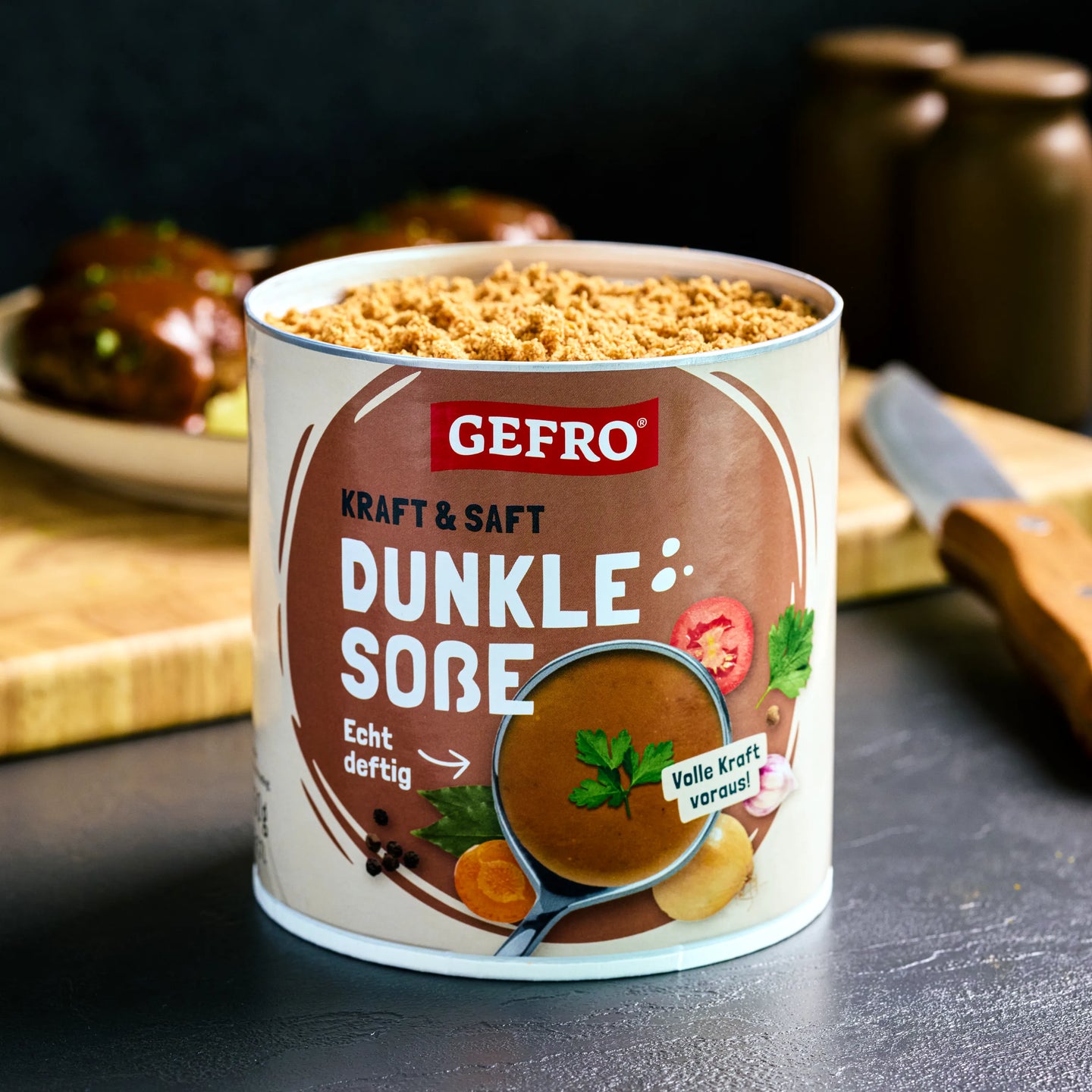 Dose GEFRO Dunkle Soße mit geöffnetem Pulverinhalt auf Küchentisch, ideal für deftige Braten und herzhafte Gerichte
