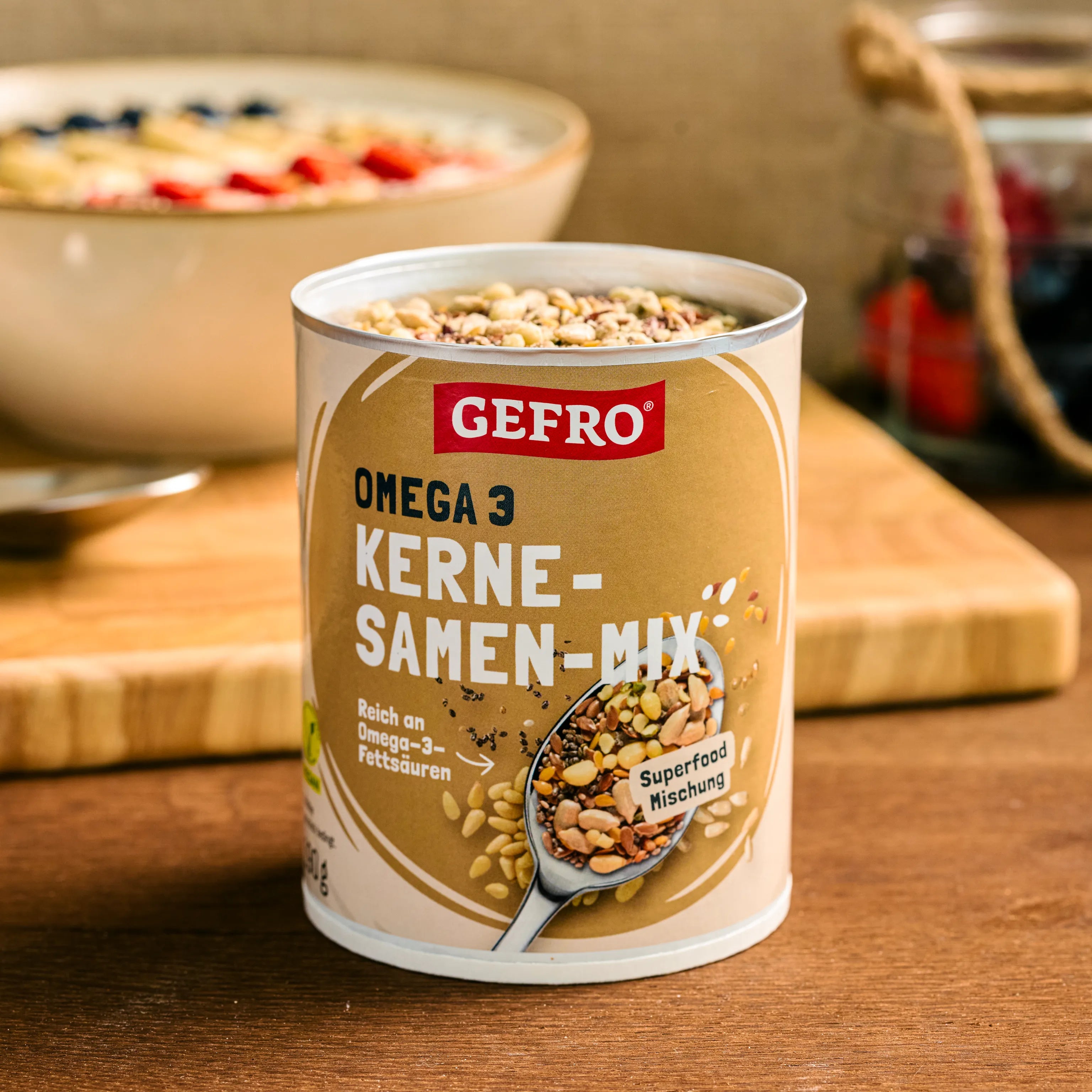 Dose mit GEFRO Omega 3 Kerne-Samen-Mix auf Holztisch, geöffnet und servierbereit in einer Küchenszene