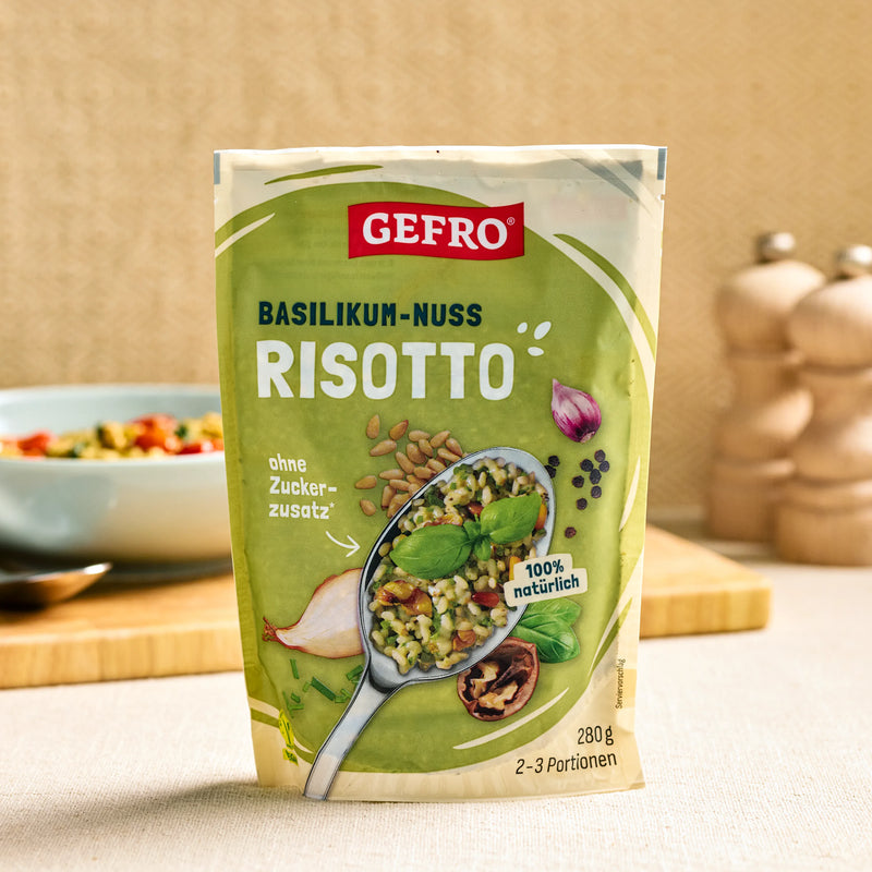 Verpackung von Gefro Basilikum-Nuss Risotto, 280 g, für 2–3 Portionen, auf einem Tisch in einer Küche stehend