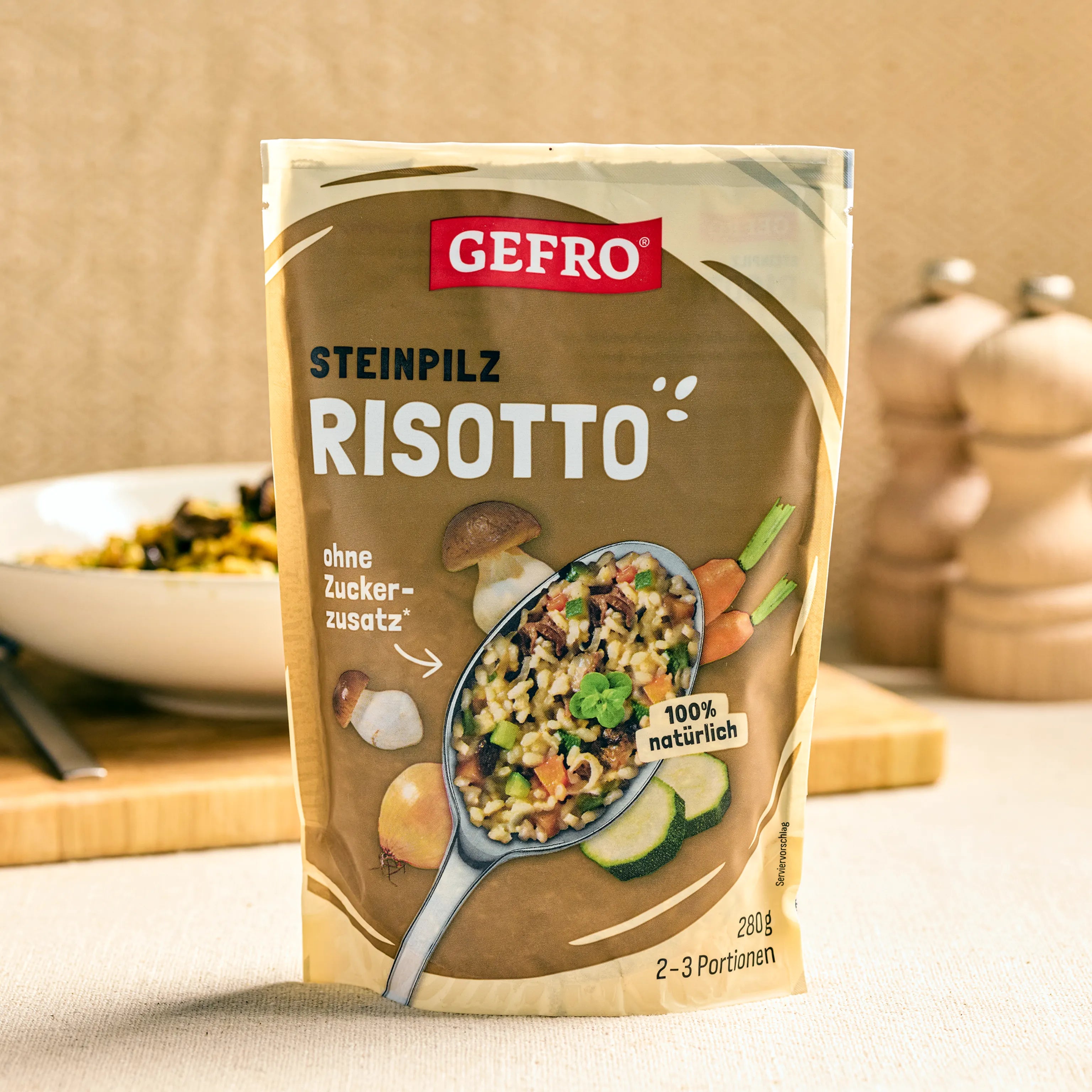 Verpackung von GEFRO Steinpilz Risotto, 280 g für 2 bis 3 Portionen, mit Abbildung von Risotto und Gemüse.