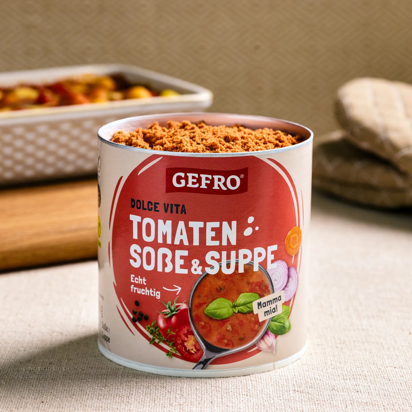 Dose GEFRO Dolce Vita Tomaten Soße & Suppe mit rotem Etikett und geöffnetem Inhalt auf einem Tisch.