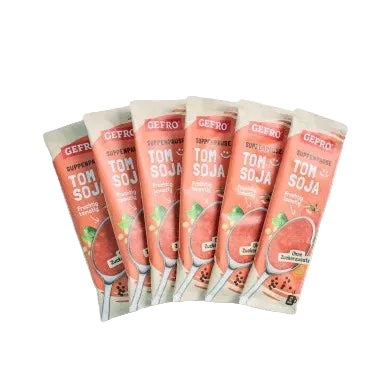 Fünf Beutel Tom-Soja-Suppe von Gefro, fächerförmig angeordnet, für eine praktische Vorratspackung