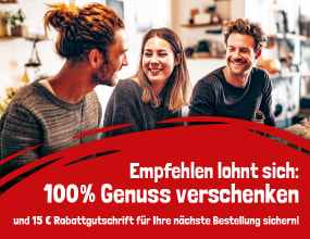 Drei junge Erwachsene lachen gemeinsam in gemütlicher Küche. Text bewirbt Empfehlungsaktion mit 15 € Rabattgutschrift.