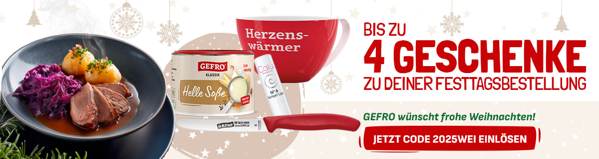 Breiter GEFRO-Hero-Banner im Weihnachtsdesign. Links ein Teller mit festlichem Gericht aus Fleisch, Knödeln und Rotkohl. Rechts davon die Geschenkartikel: rote „Herzenswärmer“-Tasse, „GEFRO Helle Soße“, Lippenpflege und ein Messer. Groß steht „Bis zu 4 Geschenke zu deiner Festtagsbestellung“. Zusätzlich der Gruß „GEFRO wünscht frohe Weihnachten!“ sowie ein roter Button „Jetzt Code 2025WEI einlösen“.