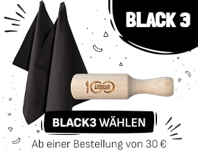 Zwei schwarze Geschirrtücher sowie ein  GEFRO Gewürzschaufel mit Jubiläumslogo. Text: „Black 3 – BLACK3 wählen. Ab einer Bestellung von 30 €“.