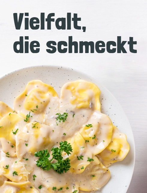 Ein Teller mit Nudel und einer schönen cremigen weißen Soße darüber