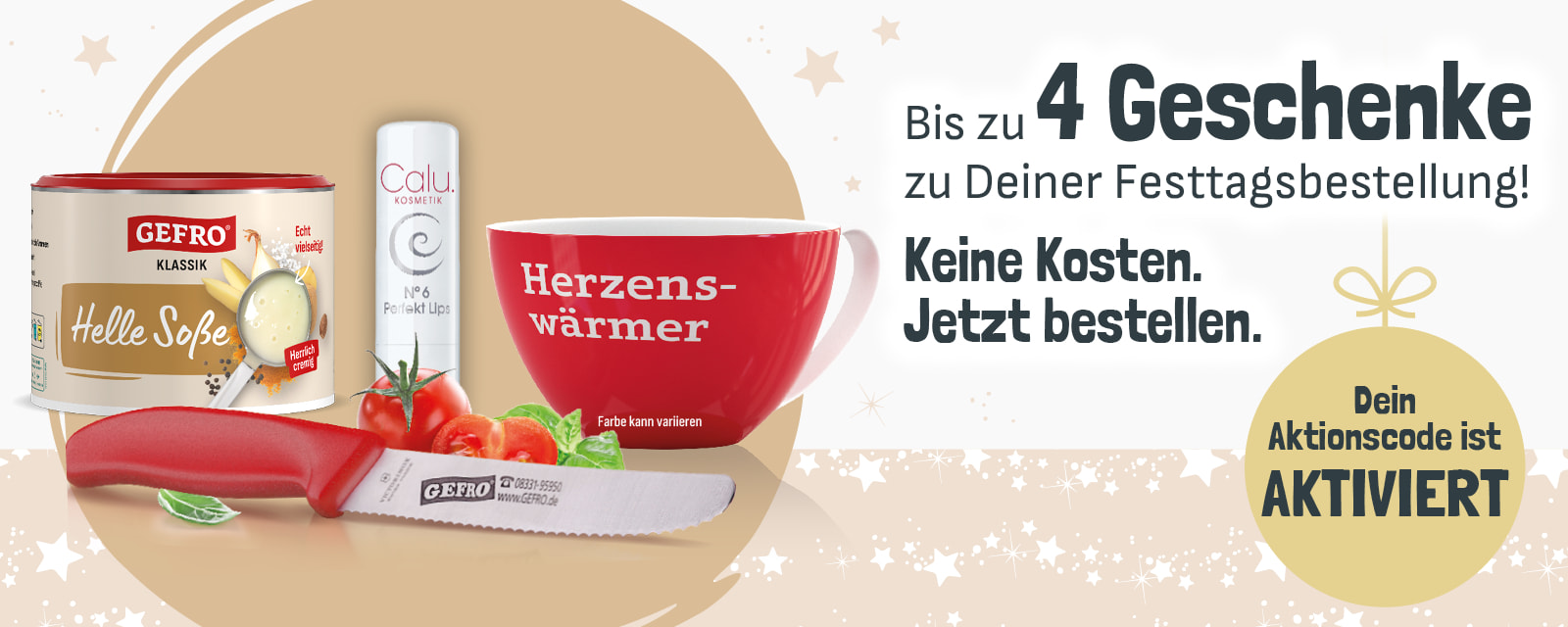 Werbegrafik mit kostenlosen Zugaben zu einer Festtagsbestellung: GEFRO Helle Soße, ein Calu-Kosmetikprodukt, eine rote Tasse mit Aufdruck ‚Herzenswärmer‘ (Farbe kann variieren) und ein Messer. Text: ‚Bis zu 4 Geschenke zu Deiner Festtagsbestellung! Keine Kosten. Jetzt bestellen. Dein Aktionscode ist aktiviert