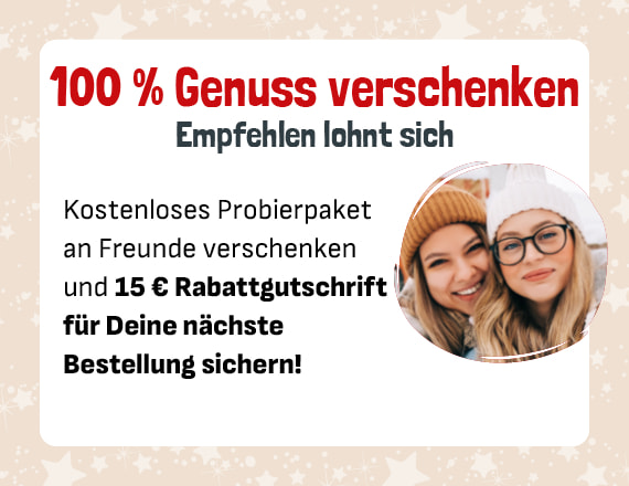 Werbegrafik mit rundem Foto von zwei lachenden Personen in Winterkleidung. Text: ‚100 % Genuss verschenken – Empfehlen lohnt sich. Kostenloses Probierpaket an Freunde verschenken und 15 € Rabattgutschrift für Deine nächste Bestellung sichern!‘