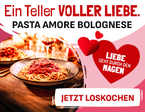 Teller mit Spaghetti alla Bolognese auf Holztisch, daneben Herzsymbol. Text: „Ein Teller voller Liebe – Pasta Amore Bolognese“, Hinweis „Liebe geht durch den Magen“.