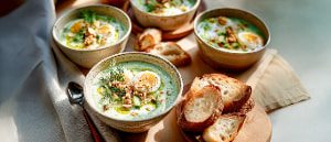 Gurken-Gazpacho mit Röstbrot