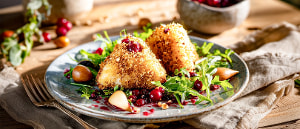 Camembertecken in Haselnusskruste mit gebratenen Birnen