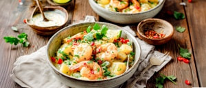 Garnelen auf Kartoffelsalat in Kokosdressing