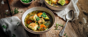 Herzhafte Brühe mit Kräuterbiskuit