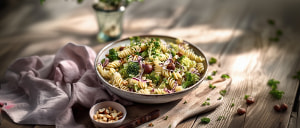 Nudelsalat mit Brokkoli und Haselnüssen