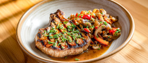 Gegrillte Knoblauch-Koteletts mit Paprika-Pilzso&szlig;e