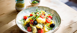 Italienischer Kartoffelsalat mit Tomaten, Artischocken und Oliven