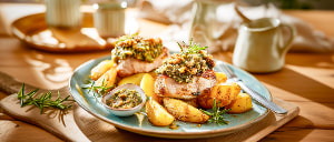 Schweinemedaillons mit Steinpilzkruste und Ofenkartoffeln