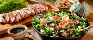 Feldsalat mit gebratenen Jakobsmuscheln und Speck