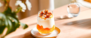 Honigquark mit gebrannten Mandeln und Vanille-Orangenragout