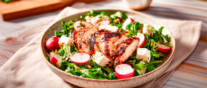 Gegrillte H&auml;hnchenbrust auf Radieschen-Rauke-Salat