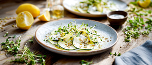 Zucchinicarpaccio mit Kräutercreme und Kresse