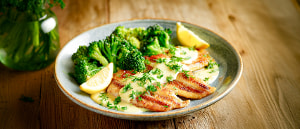 Gebratene Scholle mit Senfhollandaise und Brokkoli