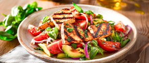 Gegrillter Tofu auf Avocado-Tomatensalat