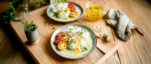 Pochierte Eier mit Kräutersoße