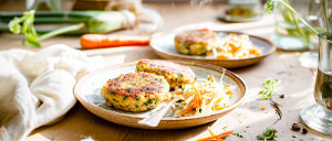 Gr&uuml;nkernbratlinge mit M&ouml;hren-Wei&szlig;kohlsalat