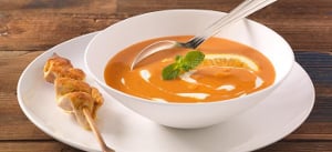 Kürbis-Orangen-Suppe mit Hähnchenspieß