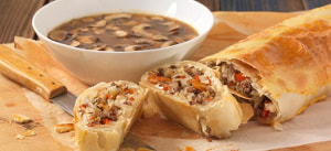 Spitzkohlstrudel mit Rindfleisch und Jägersoße