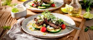 Gegrilltes Lamm mit Zucchini, Feta und Kräutern