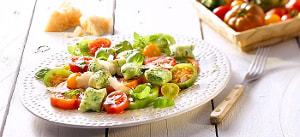 Spinat-Topfen-Gnocchi auf warmem Tomatensalat
